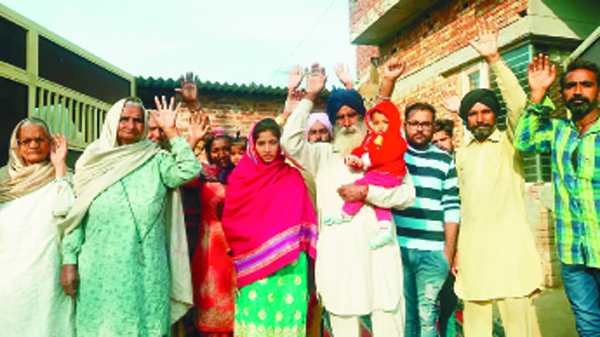 ਪਰਿਵਾਰਕ ਮੈਂਬਰਾਂ  ਕੀਤੀ ਨਾਅਰੇਬਾਜ਼ੀ, ਦੋਸ਼ੀ ਲਡ਼ਕੀਆਂ ਖਿਲਾਫ ਕੇਸ ਦਰਜ ਕਰਨ ਦੀ ਮੰਗ