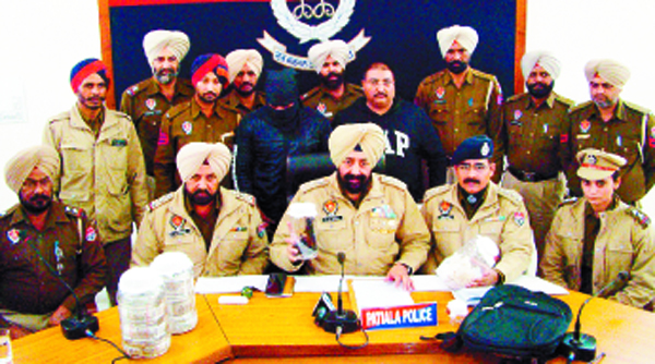 ਮੁੱਖ ਸਾਜ਼ਿਸ਼ਕਾਰ ਪਿਸਤੌਲ ਸਮੇਤ ਗ੍ਰਿਫ਼ਤਾਰ, 20 ਲੱਖ ਨਕਦ ਅਤੇ 50 ਲੱਖ ਦੇ ਡਰਾਫ਼ਟ ਮਿਲੇ