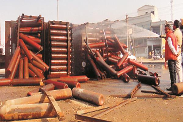 truck laden with hydrogen cylinders rolled up