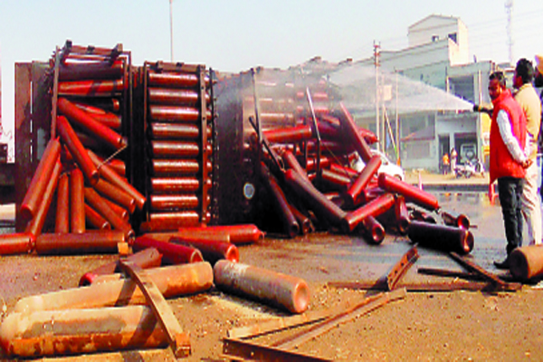 ਹਾਈਡਰੋਜਨ ਸਿਲੰਡਰਾਂ ਨਾਲ ਲੱਦਿਆ ਟਰੱਕ ਪਲਟਿਆ