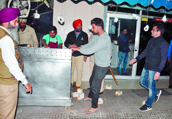 22 ਨੰਬਰ ਫਾਟਕ ਮਾਰਕੀਟ ’ਚੋਂ ਨਿਗਮ ਨੇ ਹਟਾਏ ਨਾਜਾਇਜ਼ ਕਬਜ਼ੇ