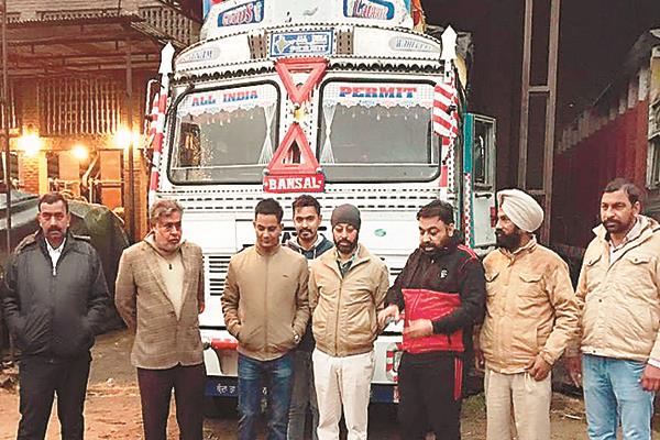 800 locks containing 3 vehicles  including illicit liquor  are in possession