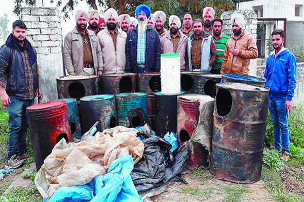 ਸ਼ਮਸ਼ਾਨਘਾਟ ਨੇਡ਼ੇ ਕੱਢੀ ਜਾ ਰਹੀ ਹਜ਼ਾਰਾਂ ਲਿਟਰ ਲਾਹਣ ਕੀਤੀ ਨਸ਼ਟ