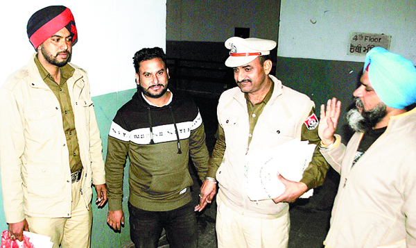 ਪੁਲਸ ਵਲੋਂ ਦਿੱਲੀ ਏਅਰਪੋਰਟ ਤੋਂ ਦਬੋਚੇ ਐੱਨ. ਆਰ. ਆਈ. ਪਤੀ ਨੂੰ ਅਦਾਲਤ ਨੇ ਭੇਜਿਆ ਦੋ ਦਿਨਾ ਰਿਮਾਂਡ ’ਤੇ