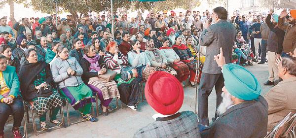 hundreds of bank employees protested