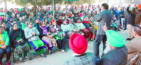 ਬੈਂਕਾਂ ਦੇ ਰਲੇਵੇਂ ਦੇ ਵਿਰੋਧ ’ਚ ਸੈਂਕਡ਼ੇ ਬੈਂਕ ਮੁਲਾਜ਼ਮਾਂ ਵਲੋਂ ਪ੍ਰਦਰਸ਼ਨ