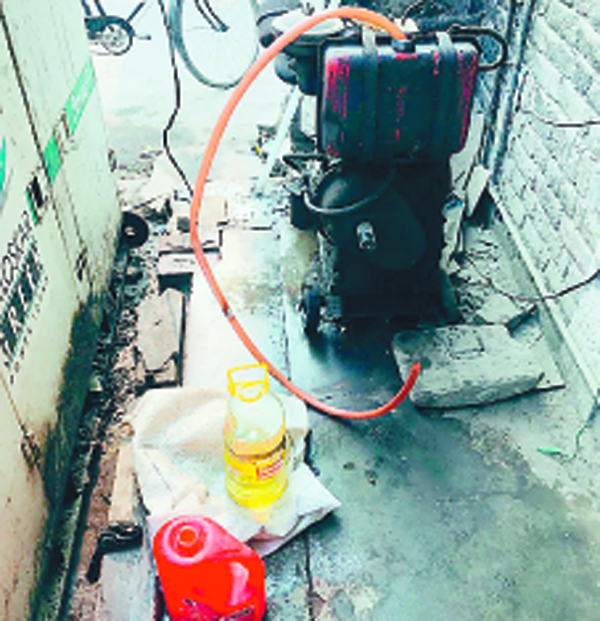 ਜਨਰੇਟਰਾਂ ’ਚੋਂ ਡੀਜ਼ਲ ਕੱਢਦਾ ਰੰਗੇ ਹੱਥੀਂ ਕਾਬੂ