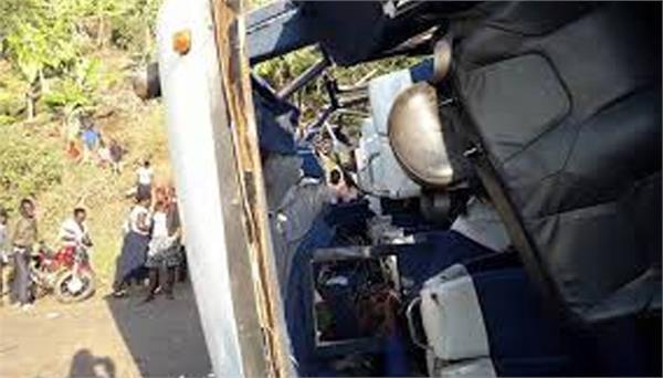 19 killed uganda bus crash