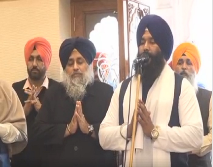 ਸਮੁੱਚਾ ਅਕਾਲੀ ਦਲ ਦੂਜੇ ਦਿਨ ਵੀ ਸ੍ਰੀ ਦਰਬਾਰ ਸਾਹਿਬ ਵਿਖੇ ਹੋਇਆ ਨਤਮਸਤਕ