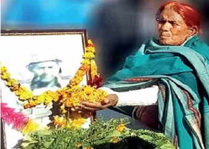 ਸ਼ਹੀਦ ਪਤੀ ਦੀ ਤਸਵੀਰ ਦੇਖ ਕੇ ਪਤਨੀ ਬੋਲੀ- 'ਉਹ ਤਾਂ ਜ਼ਿੰਦਾ ਖੜ੍ਹੇ ਹਨ'