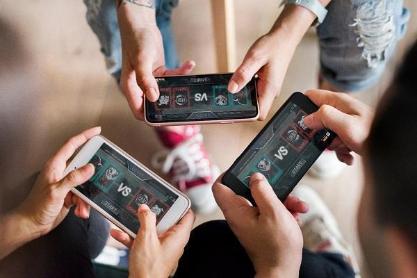 62 indians playing online mobile games