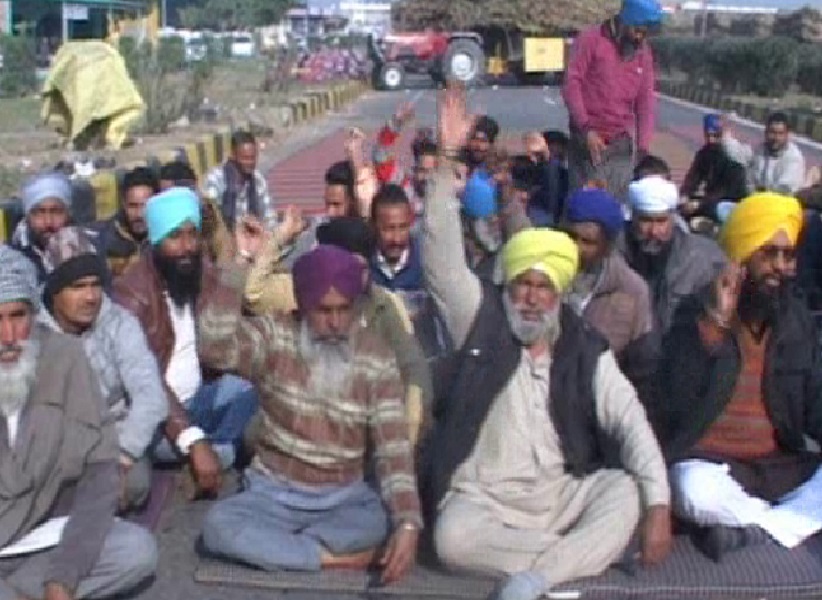 ਆਪਣੀਆਂ ਮੰਗਾਂ ''ਤੇ ਡਟੇ ਕਿਸਾਨ, ਆਵਾਜਾਈ ਕੀਤੀ ਠੱਪ