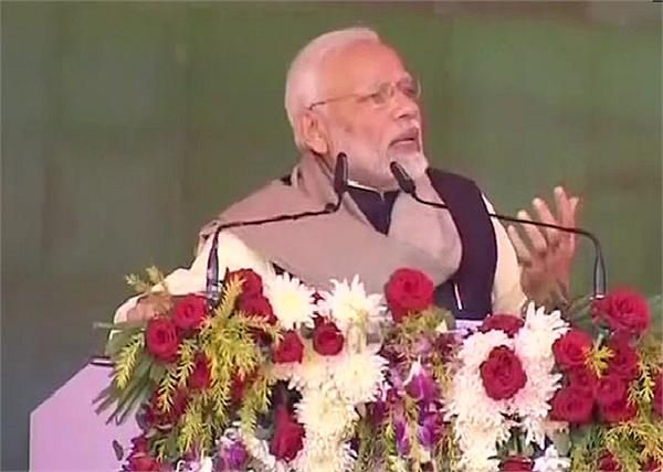 narendra modi arrives in raebareli