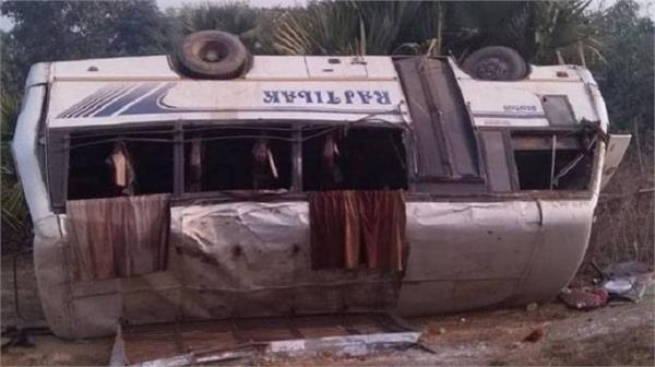 school bus rolls off in gaya bihar students injured