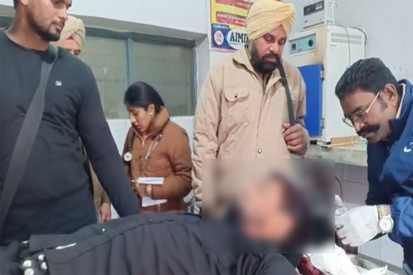 ਨਾਮਜ਼ਦਗੀ ਦੇ ਆਖਰੀ ਦਿਨ 2 ਧਿਰਾਂ 'ਚ ਝੜਪ, ਕਮਾਂਡੋ ਜ਼ਖਮੀ (ਤਸਵੀਰਾਂ)
