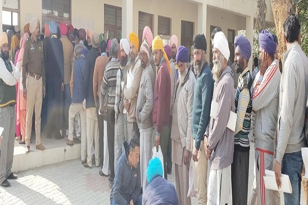 ਮਾਛੀਵਾੜਾ : ਵੋਟਾਂ ਤੋਂ ਪਹਿਲਾਂ ਲਾਈਨਾਂ ''ਚ ਲੱਗੇ ਉਮੀਦਵਾਰ