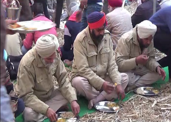 ਜੋੜ ਮੇਲੇ ਨੂੰ ਸਮਰਪਿਤ ਪੰਜਾਬ ਪੁਲਸ ਨੇ ਲਗਾਇਆ ਲੰਗਰ