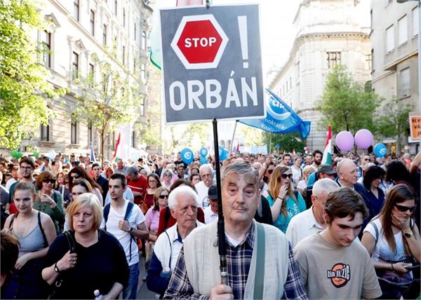 thousands protest hungary