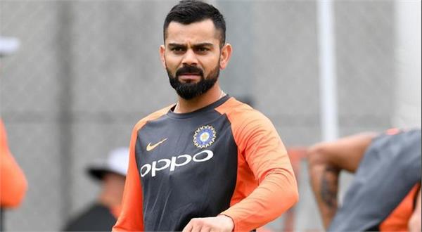 kohli give autograph to child fan