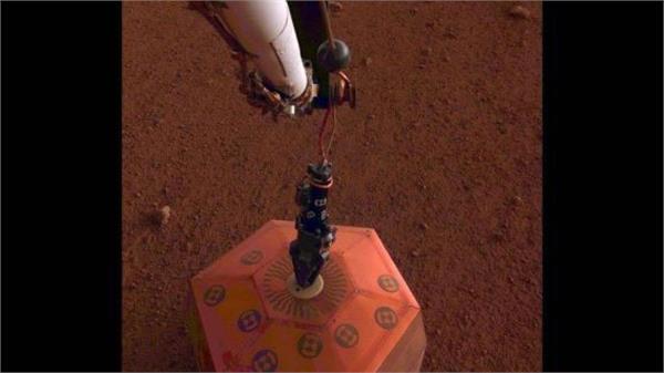 nasa  s insight mars lander   listens   for marsquakes on the red planet