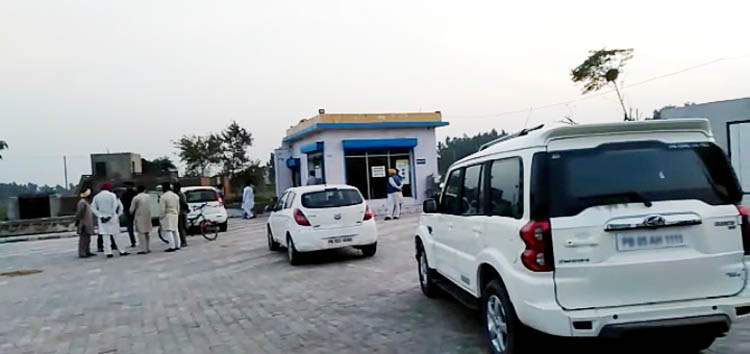 ਪੈਟਰੋਲ ਪੰਪ ਦੇ ਕਰਮਚਾਰੀਆਂ ਤੋਂ 4 ਕਾਰ ਸਵਾਰ ਨੌਜਵਾਨਾਂ ਨੇ ਲੁੱਟੇ ਹਜ਼ਾਰਾਂ ਰੁਪਏ