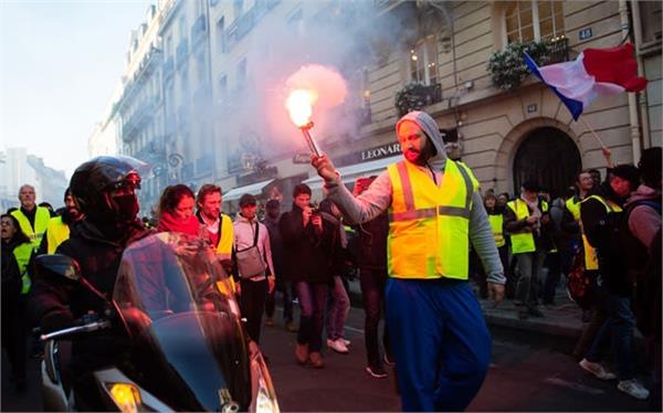 the number of   yellow west   protesters decreased before christmas