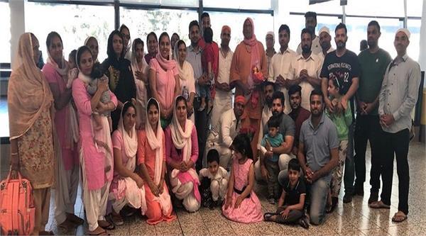 maharaja acharya chetna nand ji welcomed at the melbourne airport