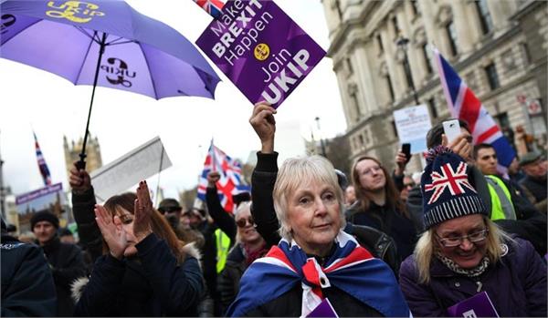 thousands turn out for pro and anti brexit marches in uk