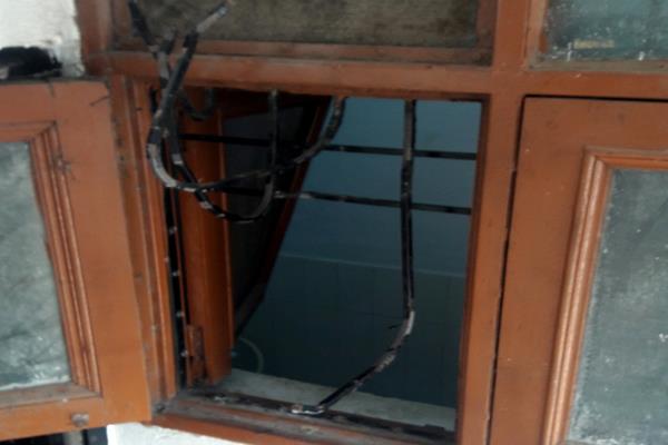 thieves try to rob the bank