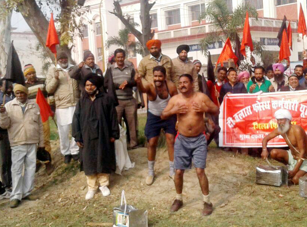 ਦਰਜਾ ਚਾਰ ਕਰਮਚਾਰੀਆਂ ਨੇ ਪੀਪੇ ਵਜਾ ਕੇ ਰੋਸ ਪ੍ਰਦਰਸ਼ਨ ਕੀਤਾ