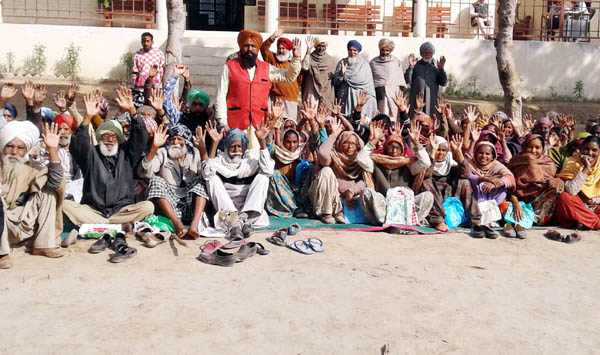 ਧਰਨਾ ਲਾ ਕੇ ਬੀ. ਡੀ. ਪੀ. ਓ. ਨੂੰ ਦਿੱਤਾ ਮੰਗ ਪੱਤਰ