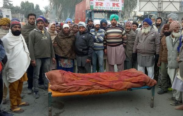 dowry provided to lohgarh by keeping the body on the road