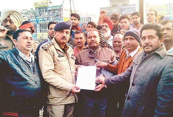 ravidas maharaja  s flex board protested heavily