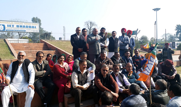 ਭਾਜਪਾ ਵਰਕਰਾਂ ਵੱਲੋਂ ਲੋਕ ਵਿਰੋਧੀ ਨੀਤੀਆਂ ਖਿਲਾਫ ਧਰਨਾ