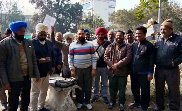 ਪੀ. ਡਬਲਯੂ. ਡੀ. ਫੀਲਡ ਤੇ ਵਰਕਸ਼ਾਪ ਵਰਕਰਜ਼ ਯੂਨੀਅਨ ਨੇ ਦਿੱਤਾ ਧਰਨਾ