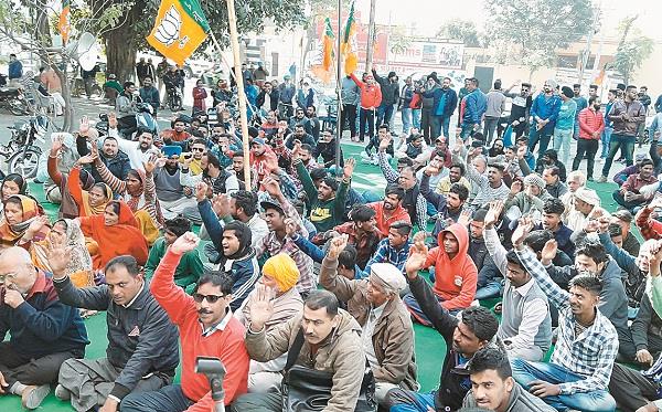 bjp on the street against the captain government