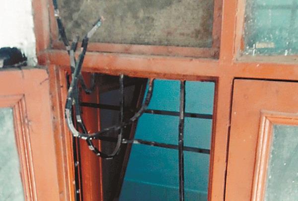 thieves try to rob the bank