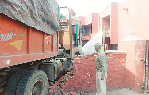 ਬੇਕਾਬੂ ਟਰਾਲਾ ਕੰਧ ਤੋੜ ਕੇ ਹਸਪਤਾਲ ''ਚ ਦਾਖਲ