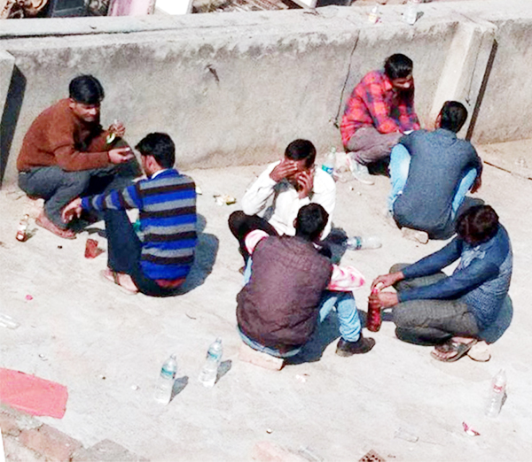 ਹੇਠਾਂ ਸ਼ਰਾਬ ਦਾ ਠੇਕਾ, ਛੱਤ ''ਤੇ ਪਿਲਾਈ ਜਾ ਰਹੀ ਸ਼ਰੇਆਮ ਸ਼ਰਾਬ