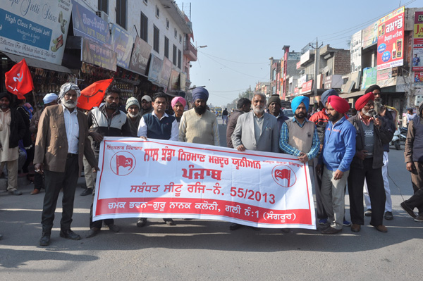 ਆਪਣੀਆਂ ਮੰਗਾਂ ਦੇ ਹੱਕ ''ਚ ਮਜ਼ਦੂਰਾਂ ਲਾਇਆ ਜਾਮ