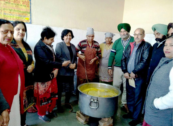 ਸਰਕਾਰੀ ਆਦਰਸ਼ ਸਕੂਲ ''ਚ ਮਿਡ-ਡੇ ਮੀਲ ਦੇ ਪ੍ਰਬੰਧਾਂ ਦੀ ਜਾਂਚ