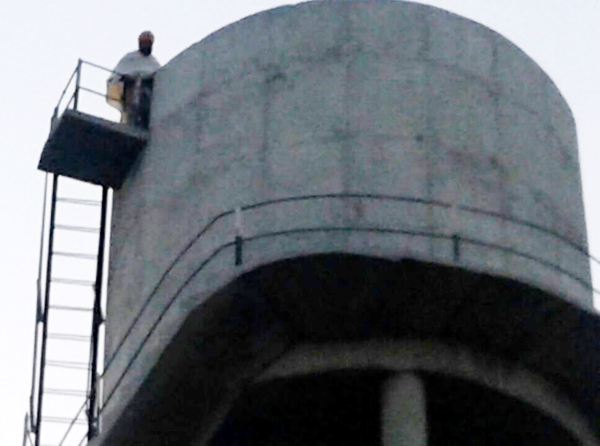 ਇਨਸਾਫ਼ ਨਾ ਮਿਲਣ ਕਾਰਨ ਪੀੜਤ ਚੜ੍ਹਿਆ ਟੈਂਕੀ ''ਤੇ