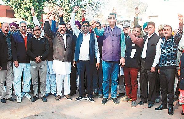 bjp dharna given outside court