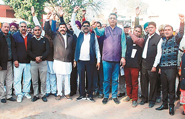 ਭਾਜਪਾ ਨੇ ਕਚਹਿਰੀ ਦੇ ਬਾਹਰ ਦਿੱਤਾ ਧਰਨਾ
