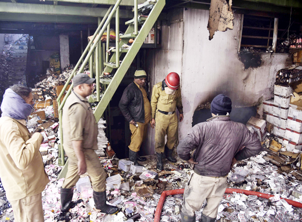 ਇਨਸੈਂਟ ਕੰਪਨੀ ਦੇ ਗੋਦਾਮ ''ਚ ਲੱਗੀ ਅੱਗ, ਕਰੋੜਾਂ ਦੀਆਂ ਦਵਾਈਆਂ ਸੜ ਕੇ ਸਵਾਹ