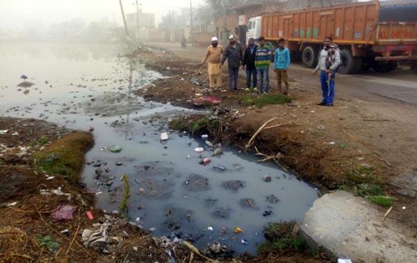 people are disturbed due to overflow of pond