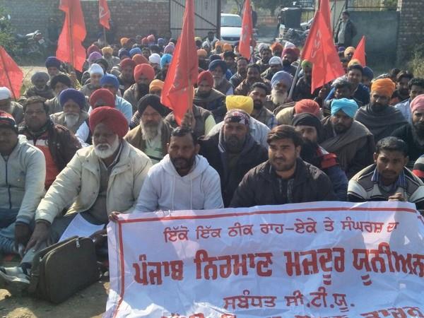 workers keep protesting in front of labor office