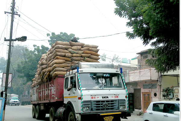 ਸਾਮਾਨ ਨਾਲ ਲੱਦਿਆ ਟਰਾਲਾ ਤਾਰਾਂ ''ਚ ਅੜਿਆ