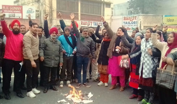 ਬੀ.ਐੱਡ. ਅਧਿਆਪਕਾਂ ਫੂਕੀਆਂ ਨੋਟੀਫਿਕੇਸ਼ਨ ਦੀਆਂ ਕਾਪੀਆਂ