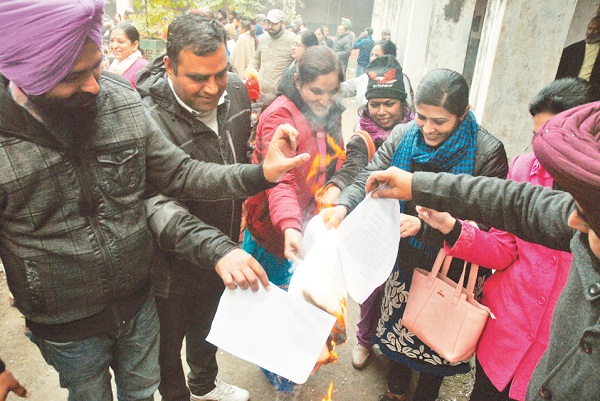 ਬ੍ਰਿਜ ਕੋਰਸ ਦੇ ਖਿਲਾਫ ਅਧਿਆਪਕਾਂ ਨੇ ਸਾੜੀਆਂ ਹੁਕਮ ਪੱਤਰ ਦੀਆਂ ਕਾਪੀਆਂ